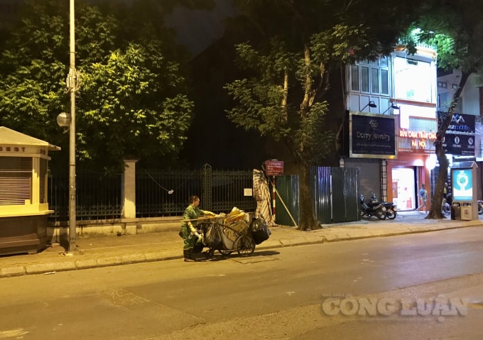 11 giờ đêm, khi nhiều người đã chìm vào giấc ngủ thì những công nhân môi trường vẫn cần mẫn làm đẹp cho Thủ đô, làm đẹp cho đời