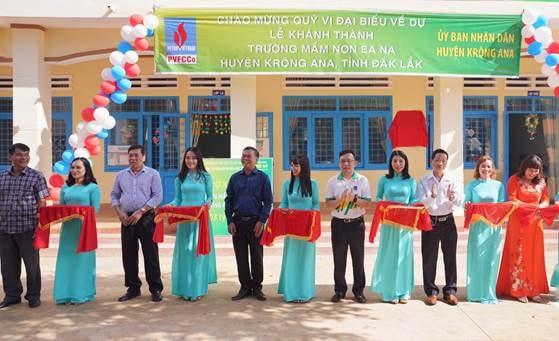 Cắt băng khánh thành công trình nâng cấp, sửa chữa cơ sở hạ tầng trường Mầm non Ea Na.