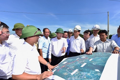 Phó Thủ tướng Trịnh Đình Dũng kiểm tra hiện trường - Ảnh: VGP