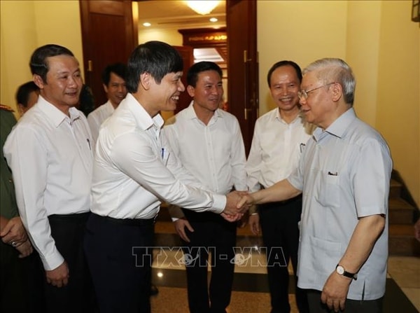 Tổng Bí thư, Chủ tịch nước Nguyễn Phú Trọng với các đồng chí trong Ban Thường vụ Tỉnh ủy Thanh Hóa. Ảnh: TTXVN