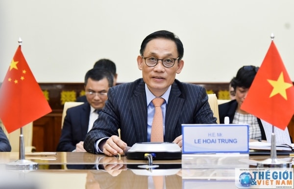 Thứ trưởng Bộ Ngoại giao Lê Hoài Trung, Tổng thư ký Ủy ban chỉ đạo hợp tác song phương Việt Nam - Trung Quốc tại cuộc họp trực tuyến. Ảnh: TG&VN