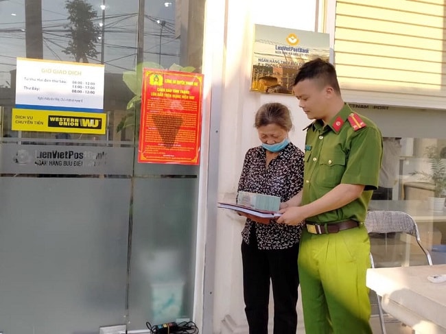 Bà L. T đã suýt mất gần 600 triệu đồng cho các đối tượng lừa đảo qua điện thoại. Sau đó, cơ quan chức năng đã tiến hành trao trả số tiền cho bà L. T. Ảnh: Công an huyện Thanh Oai.