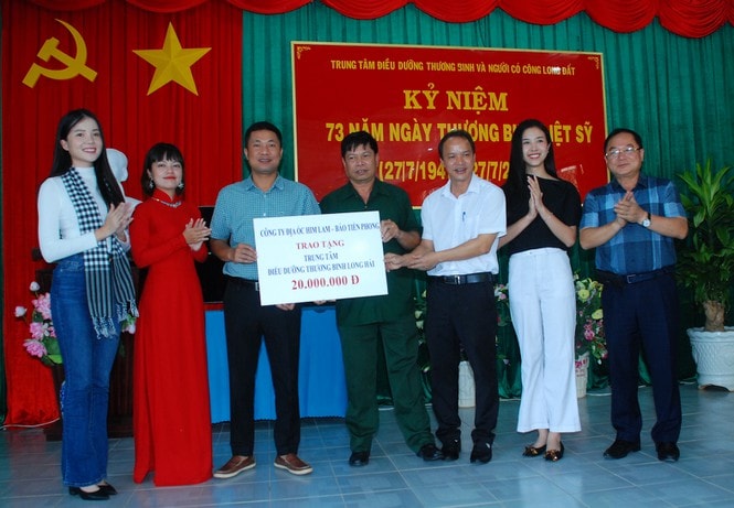 Báo Tiền Phong và Ban tổ chức cuộc thi Hoa hậu Việt Nam 2020 đi thăm và tặng quà cho Trung tâm Điều dưỡng thương binh và Người có công Long Đất. (ảnh: Trọng Thịnh)