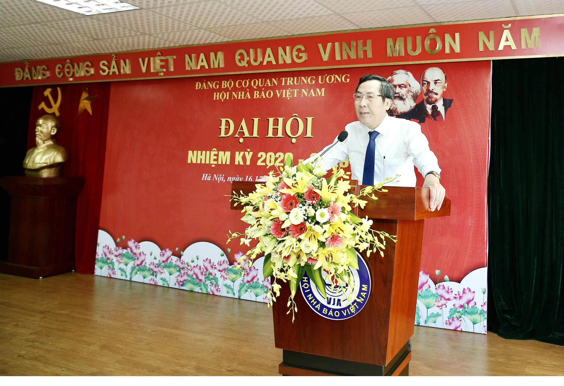 Đồng chí Thuận Hữu - Ủy viên T.Ư Đảng, Tổng Biên tập báo Nhân Dân, Phó Trưởng ban Tuyên giáo Trung ương, Chủ tịch Hội Nhà báo Việt Nam, Bí thư Đảng đoàn Hội Nhà báo Việt Nam phát biểu tại Đại hội. Ảnh Sơn Hải