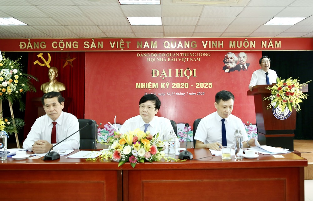 Đoàn chủ tịch, chủ trì Đại hội Đảng bộ cơ quan Trung ương Hội Nhà báo Việt Nam. Ảnh Sơn Hải