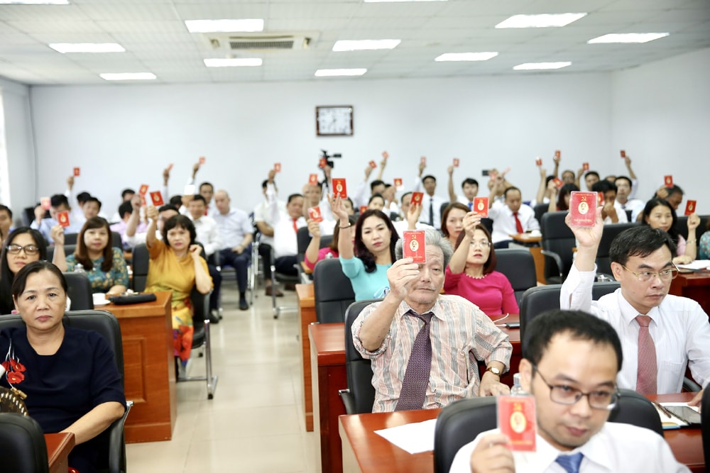 Các đảng viên Đảng bộ cơ quan trung ương Hội Nhà báo Việt Nam biểu quyết thông qua danh sách bầu Ban chấp hành. Ảnh Sơn Hải