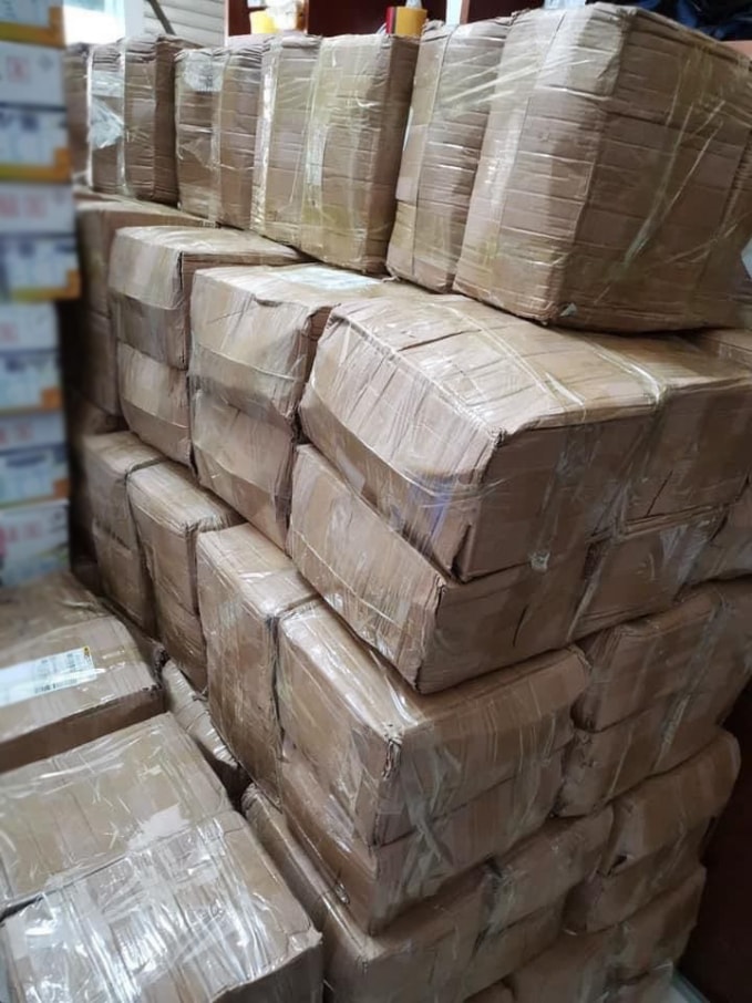 Những thùng bánh Trung Thu không nhãn mác đang chờ để