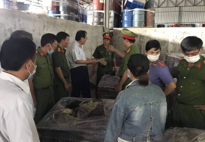 Lực lượng chức năng khai quật rác thải chôn lấp tại khuôn viên Công ty TNHH Shing Mark Vina. Ảnh: TL.