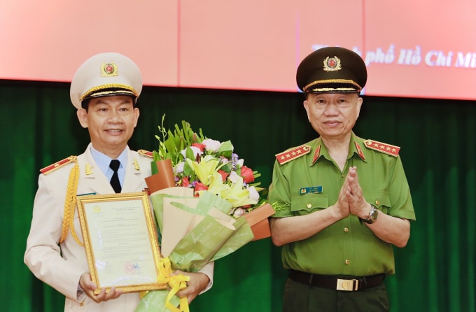 Bộ trưởng Tô Lâm trao quyết định hàm thiếu tướng cho ông Đinh Thanh Nhàn.