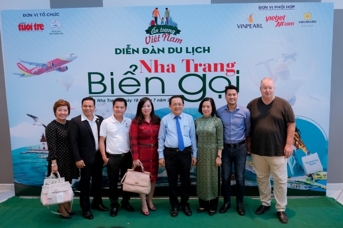 Ông Lê Hữu Hoàng (giữa) – Phó Chủ tịch UBND tỉnh Khánh Hòa – cùng các khách mời tại sự kiện.