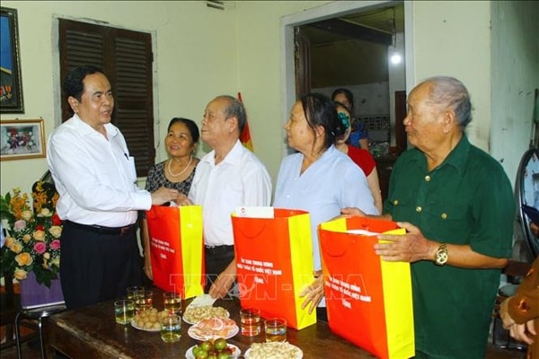 Chủ tịch Ủy ban Trung ương MTTQ Việt Nam Trần Thanh Mẫn tặng quà các hộ gia đình người có công với cách mạng tại huyện Anh Sơn. Ảnh: TTXVN