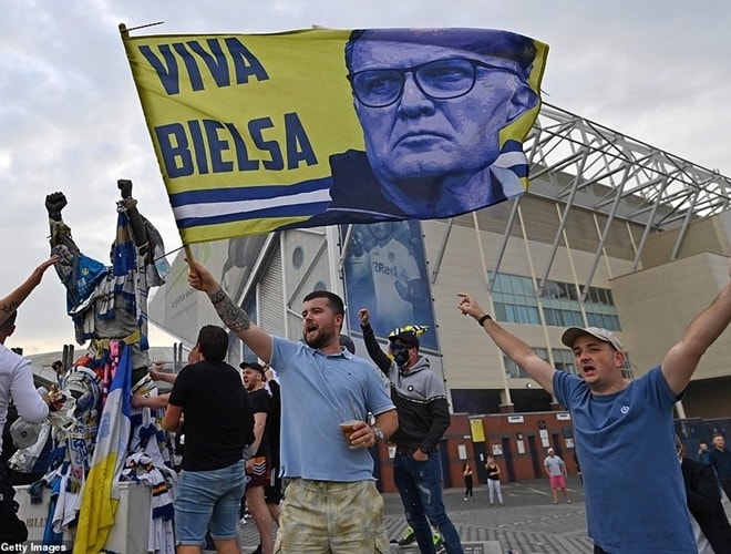 Niềm vui của các cổ động viên khi Leeds Utd giành tấm vé thăng hạng sau 16 năm chờ đợi. Ảnh: Getty