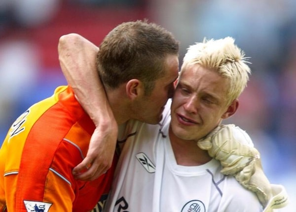 Alan Smith khóc khi Leeds Utd xuống hạng mùa giải 2003-2004. Ảnh: TL