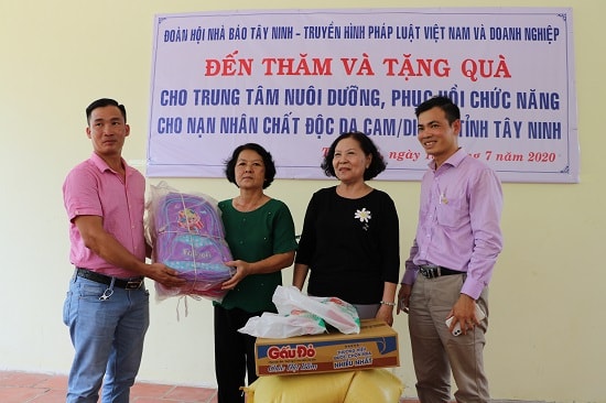 Đại diện các doanh nghiệp trao quà cho Trung tâm. Ảnh: baotayninh.