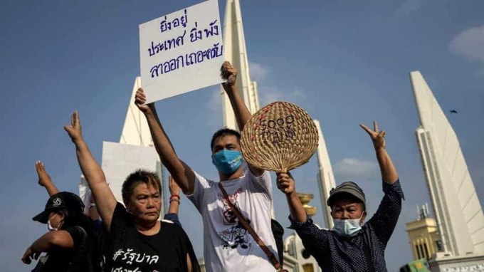 Hàng trăm người dân Thái Lan đã tụ tập biểu tình đòi giải tán quốc hội, chính phủ từ chức bất chấp lệnh cấm tụ tập - Ảnh: Reuters