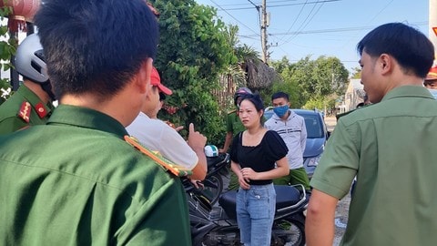 Lực lượng chức năng đang làm việc số khách người Trung Quốc này.