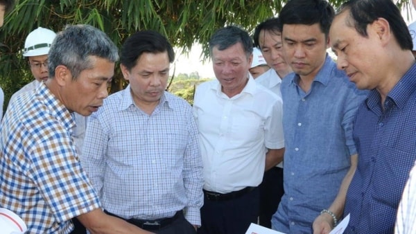 Bộ trưởng Nguyễn Văn Thể thị sát dự án mở rộng QL14B trên địa bàn TP Đà Nẵng, ngày 17/7/2020. Ảnh: baogiaothong