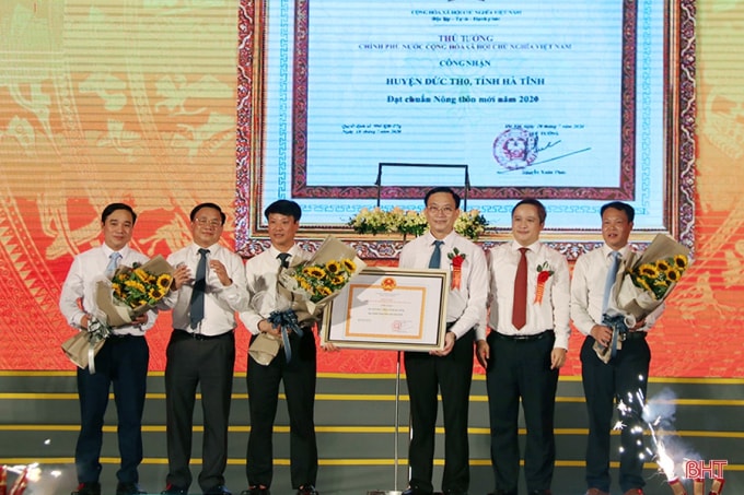 Các đồng chí lãnh đạo tỉnh Hà Tĩnh trao bằng công nhận huyện đạt chuẩn NTM cho Đảng bộ, chính quyền và Nhân dân Đức Thọ. Ảnh baohatinh