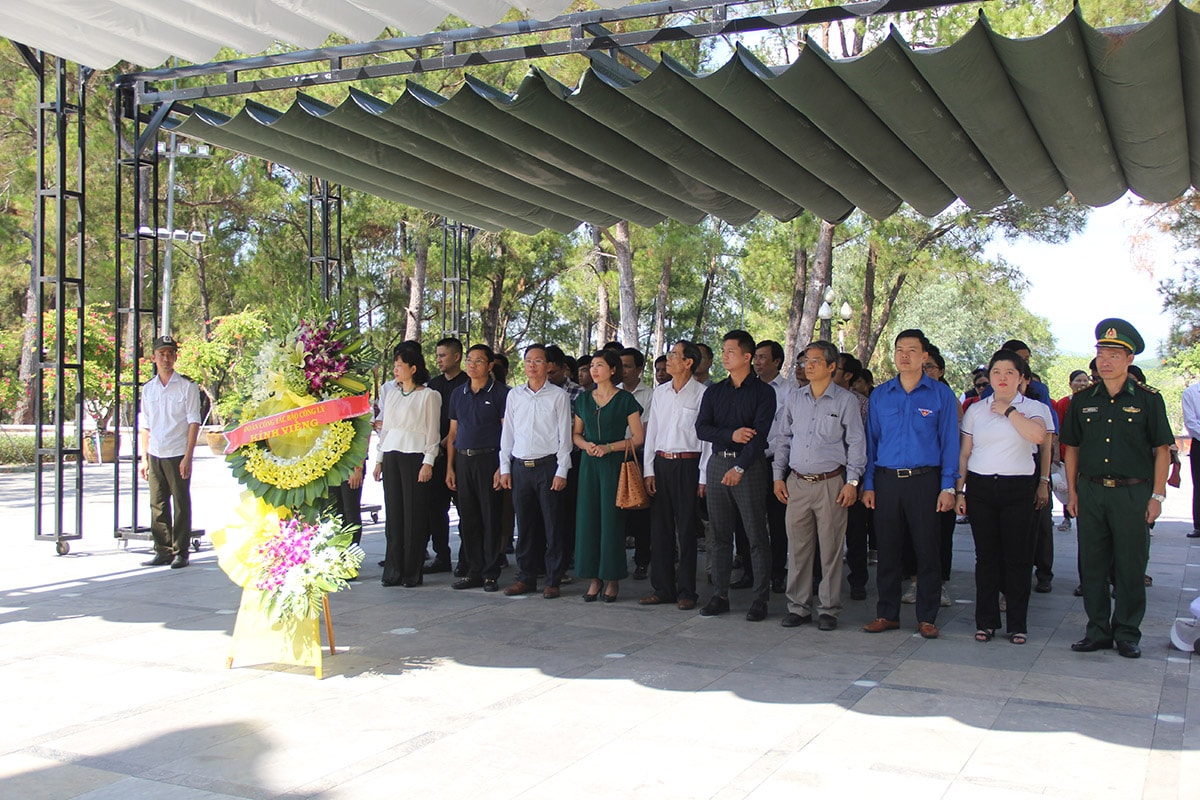 Đoàn công tác Báo Công lý đến dâng hương, hoa tại Nghĩa trang Liệt sỹ Quốc gia Trường Sơn. (ảnh: congly.vn)