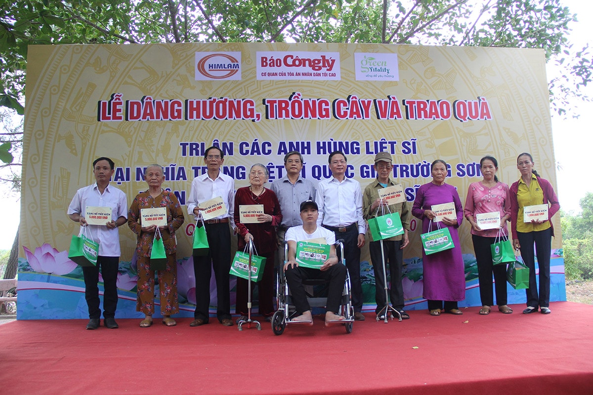 Báo Công Lý cùng nhà tài trợ trao sổ tiết kiệm tri ân gia đình chính sách, người có công với cách mạng có hoàn cảnh khó khăn trên địa bàn tỉnh Quảng Trị. (ảnh: congly.vn)