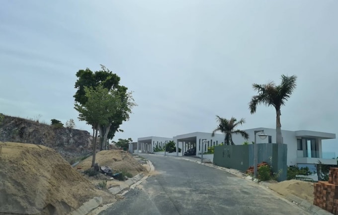 Khu villa cao cấp có hồ bơi vô cực riêng biệt tại Anh Nguyễn Ocean Front Villas bên sườn núi.