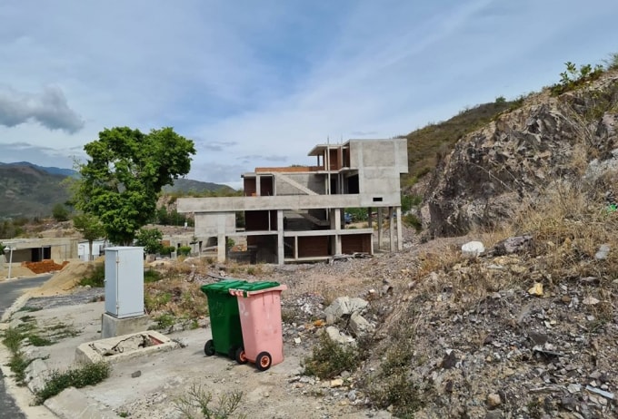 Một hạng mục đang thi công dang dở tại khu vực dự án Anh Nguyễn Ocean Front Villas.