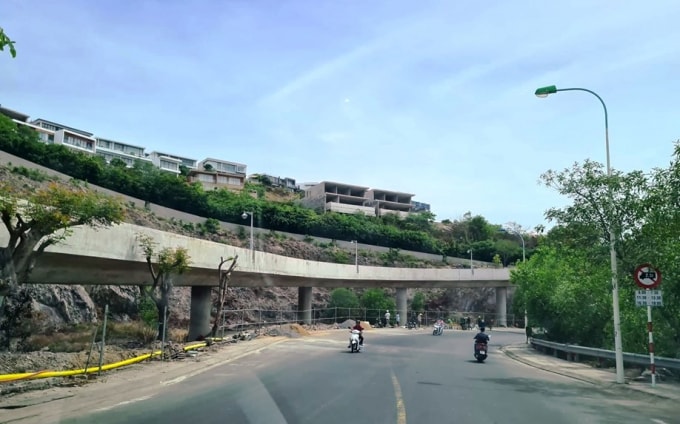 Villa ken đặc trên sườn núi đường lên khu vực núi Chụt, phường Vĩnh Nguyên và Vĩnh Trường.