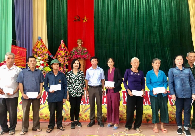 Trưởng Ban công tác hội Nhà báo Việt Nam Hà Thị Hồng Dương và Tổng Biên tập Báo Quảng Trị Trương Đức Minh Tứ tặng quà cho các gia đình chính sách.