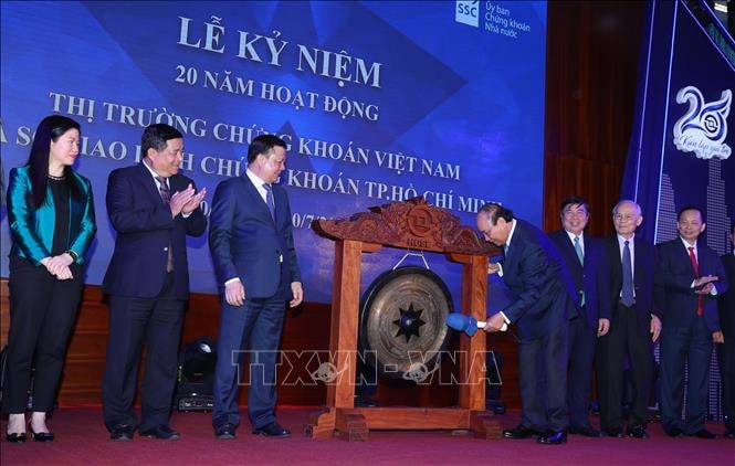 Thủ tướng Nguyễn Xuân Phúc thực hiện nghi thức đánh cồng khai trương phiên giao dịch chứng khoán. Ảnh: TTXVN