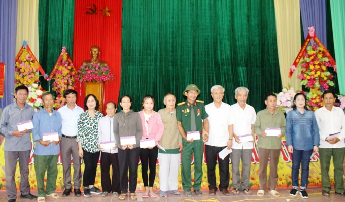 Đoàn công tác Hội Nhà báo Việt Nam tặng quà cho các gia đình chính sách ở thị trấn Phong Nha, huyện Bố Trạch. Ảnh Phan Phương