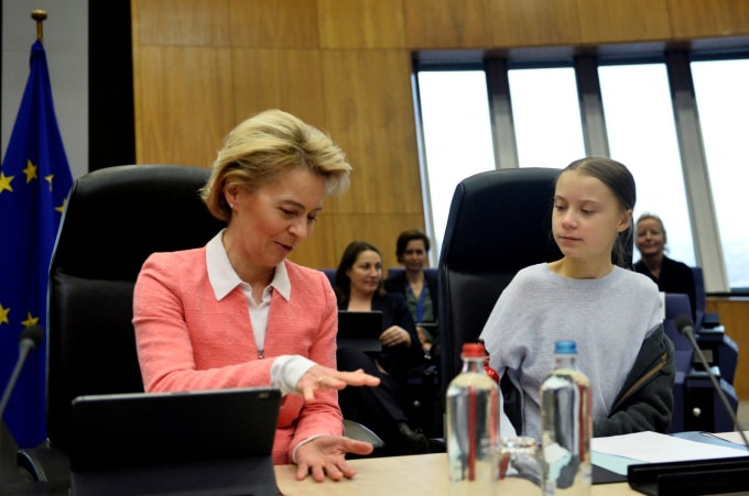 Chủ tịch Ủy ban châu Âu Ursula Von der Leyen tham dự một cuộc họp với nhà hoạt động khí hậu Thụy Điển Greta Thunberg và Ủy ban châu Âu tại Brussels, Bỉ, ngày 4 tháng 3 năm 2020. Ảnh: Reuters
