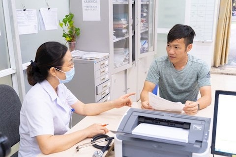 Cầu thủ Lê Tấn Tài qua bài kiểm tra y tế để gia nhập CLB Hà Nội. Ảnh: internet.
