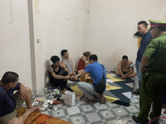 Nhóm đối tượng hoạt động cho vay lãi nặng tại số 17 Nguyễn Đức Cảnh, phường Đồng Hải. Ảnh: Công an tỉnh Quảng Bình