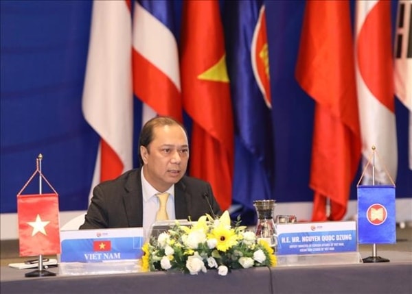 Thứ trưởng Bộ Ngoại giao Nguyễn Quốc Dũng chủ trì cuộc họp. Ảnh: TTXVN