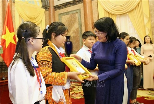 Phó Chủ tịch nước Đặng Thị Ngọc Thịnh tặng ảnh chân dung Chủ tịch Hồ Chí Minh cho các đại biểu Cháu ngoan Bác Hồ tiêu biểu tỉnh Bắc Giang. Ảnh: TTXVN
