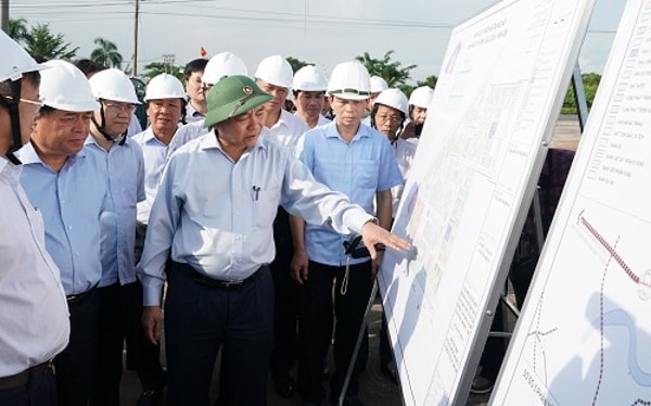 Thủ tướng kiểm tra tiến độ dự án. Ảnh: VGP
