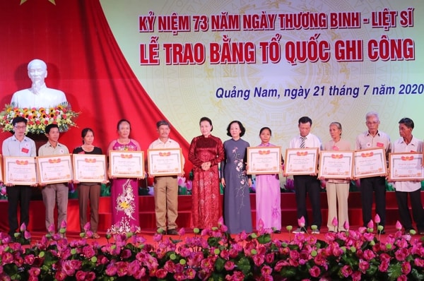 Chủ tịch Quốc hội Nguyễn Thị Kim Ngân và Trưởng Ban Dân vận Trung ương Trương Thị Mai trao Bằng Tổ quốc ghi công cho gia đình các liệt sĩ. Ảnh: TTXVN