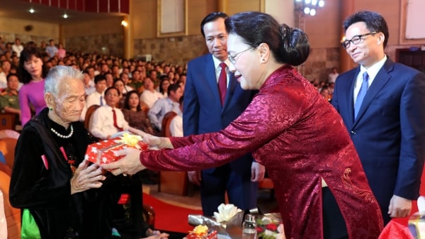 Chủ tịch Quốc hội Nguyễn Thị Kim Ngân tặng hoa và quà các Mẹ Việt Nam Anh hùng. Ảnh: TTXVN