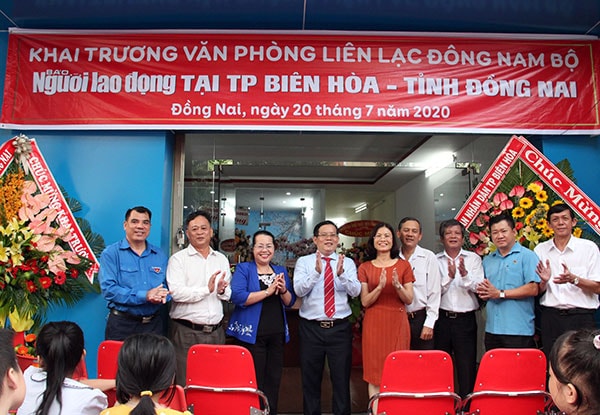Các đại biểu chụp ảnh lưu niệm tại lễ khai trương. (ảnh: nld.com.vn)