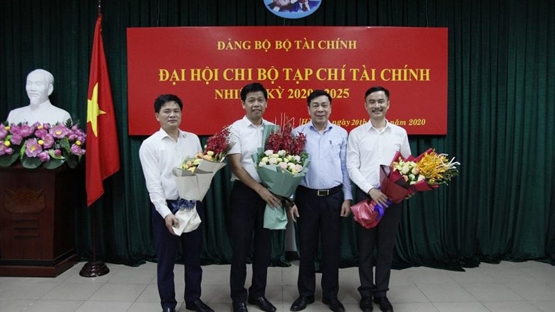 Đồng chí Nguyễn Hữu Thân - Phó Bí thư Thường trực Đảng ủy Bộ Tài chính tặng hoa chúc mừng Chi ủy Tạp chí Tài chính nhiệm kỳ 2020-2025. (ảnh: Trần Huyền)