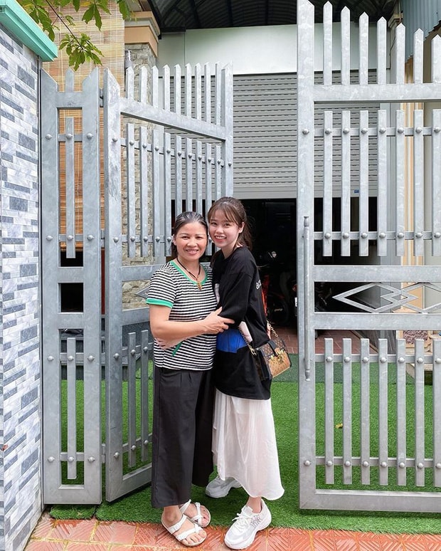 Bạn gái Quỳnh Anh ôm mẹ Quang Hải trong lần đầu về nhà ra mắt. Ảnh: kenh14.