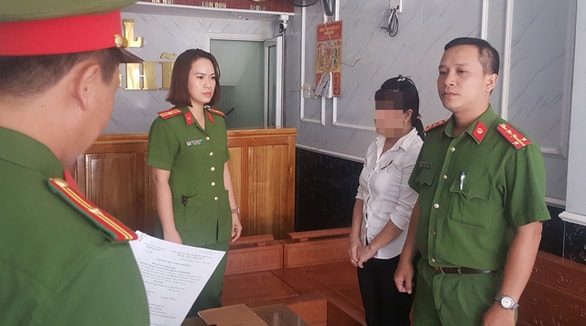 Công an thi hành lệnh bắt tạm giam bị can Lê Thị Sen (áo trắng). Ảnh: Tấn Tài