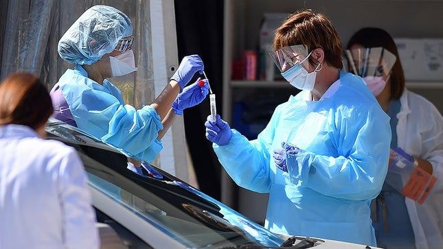 Tổng thống Mỹ Donald Trump khuyến khích người dân đeo khẩu trang khi cho rằng đại dịch Covid-19 tại nước này sẽ còn diễn biến xấu hơn nữa. Ảnh minh họa.