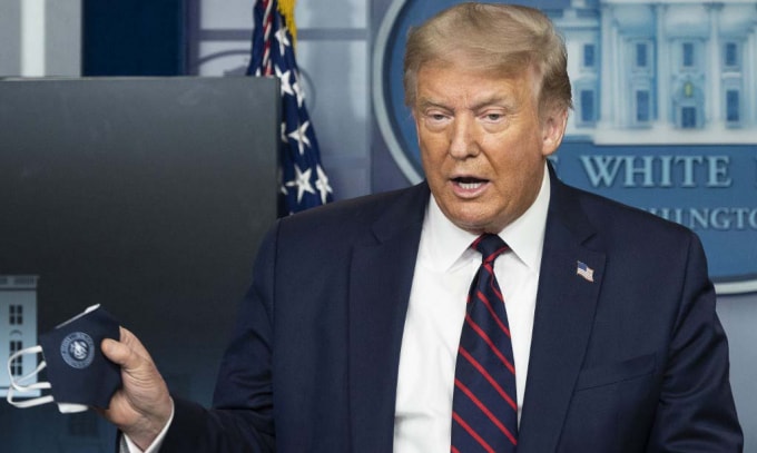 Tổng thống Trump cảnh báo đại dịch Covid-19 có thể tồi tệ hơn và khuyến cáo người dân nên đeo khẩu trang - Ảnh: AFP