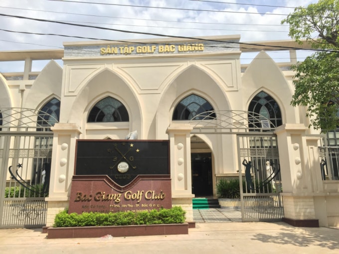 Sân tập golf Bắc Giang nằm trên đất Công viên Hoàng Hoa Thám. Ảnh: Tuổi trẻ Thủ đô