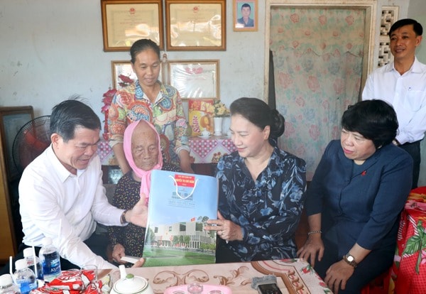 Chủ tịch Quốc hội Nguyễn Thị Kim Ngân thăm và tặng quà Mẹ Việt Nam Anh hùng Võ Thị Vĩ ở xã Hòa Long, TP Bà Rịa. Ảnh: Báo ĐBND