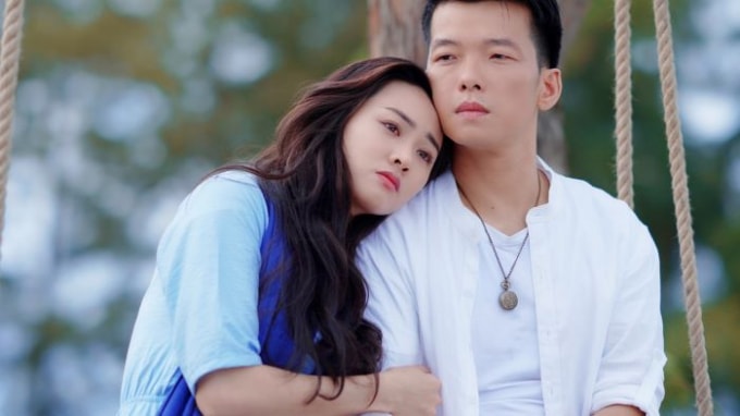 Trúc Mai vào vai cô gái mù tột cùng dịu dàng, yếu đuối khi yêu nhưng lại mạnh mẽ khi đứng trước kẻ thù.
