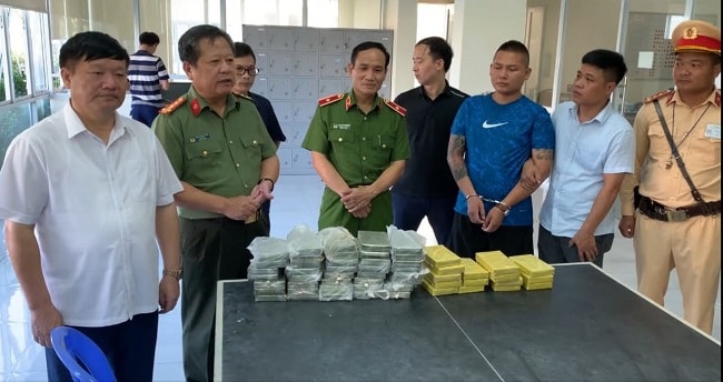 Ông Nguyễn Văn Phóng - Chủ tịch UBND tỉnh Hưng Yên (áo trắng bên trái) cùng Đại tá Phạm Đăng Khoa, Giám đốc Công an tỉnh (thứ 2 từ trái qua) biểu dương chiến công của lực lượng chức năng. Ảnh: Ánh Nguyệt