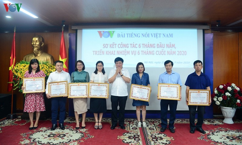 Tổng Giám đốc VOV Nguyễn Thế Kỷ tặng bằng khen cho tác giả, nhóm tác giả đạt giải A, B, C, Khuyến khích đạt giải báo chí Quốc gia lần thứ 14 năm 2020.
