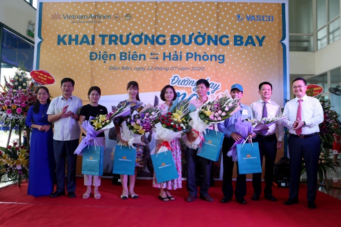 Đại diện Vietnam Airlines trao hoa và quà lưu niệm cho các hành khách trên chuyến bay đầu tiên từ Điện Biên đi Hải Phòng.